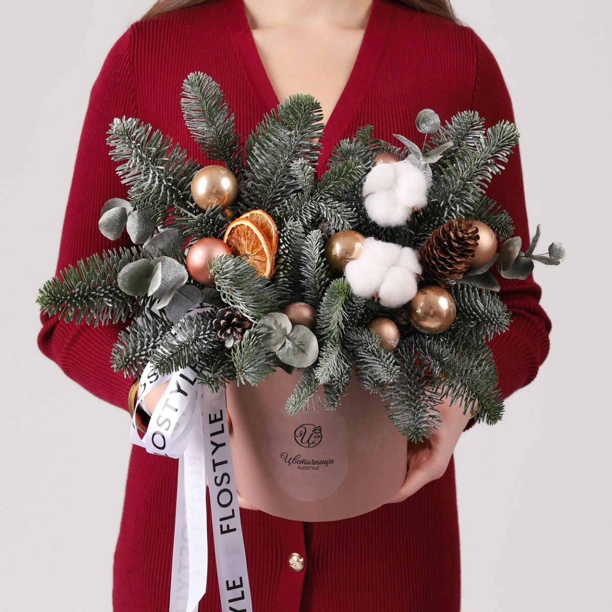 novogodnyaya kompoziciya v shlyapnoj korobke 1